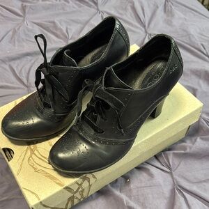 boc Zandi Elegant Black Lace-Up Heels